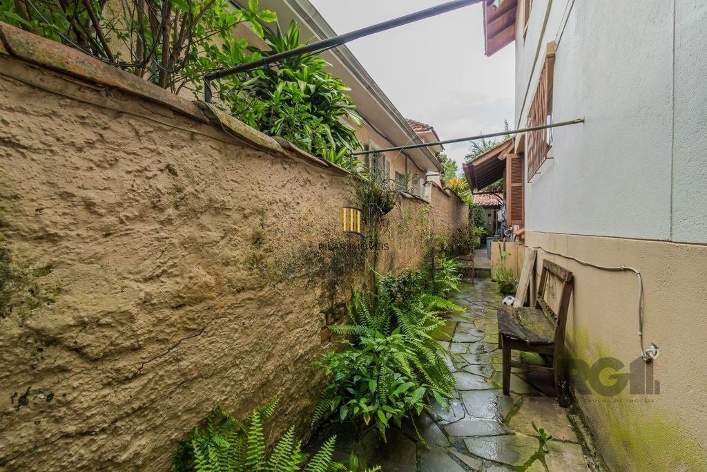 Impecável casa no bairro Medianeira. Living de 3 ambientes com lareira. Com 4 dormitórios sendo 1 suíte também com lareira. Ampla cozinha mobiliada e reformada. Dormitórios com armários fixos .