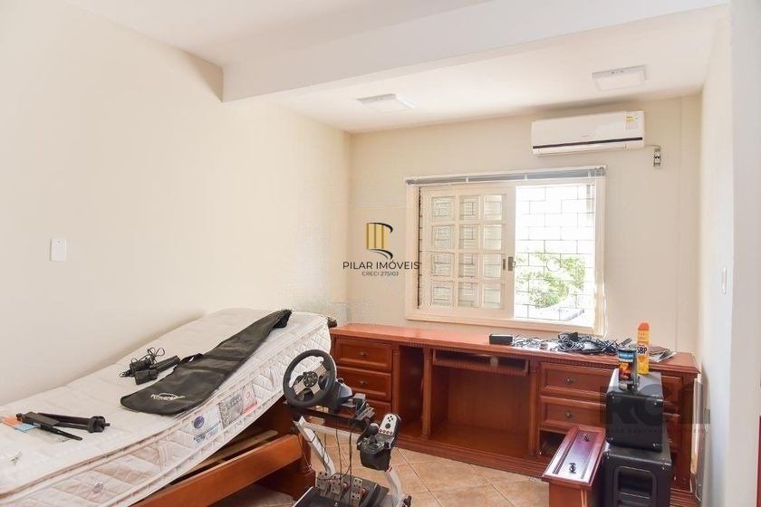 Casa de 197m² - 5 dormitórios, 3 vagas no bairro Rubem Berta
