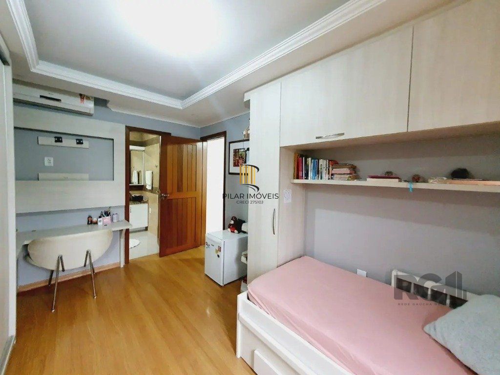 Casa com 3 dormitórios no bairro Lomba do Pinheiro