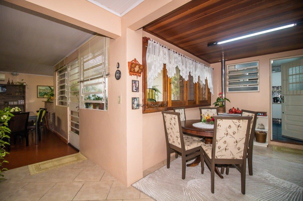 Casa de 289m² - 3 dormitórios, 1 suíte, 4 salas, churrasqueira, pátio e 4 vagas de garagem no bairro Partenon