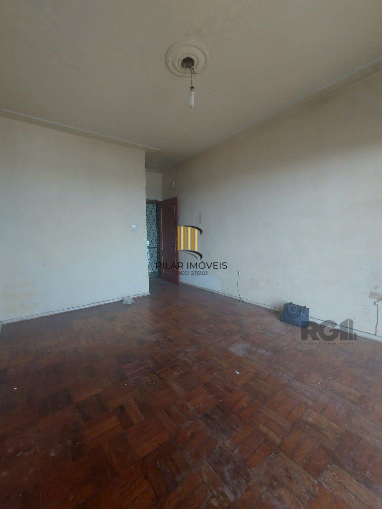 Apartamento de 2 dormitórios, mais 1 quarto de empregada, próximo a av. Teresópolis