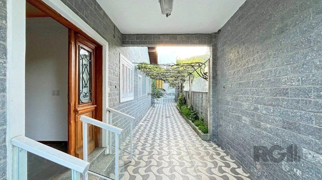 Casa de 3 dormitórios, no bairro Aberta dos Morros