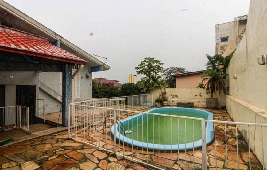Excelente casa de 147m² com 3 dormitórios, 4 vagas e 1 piscina.