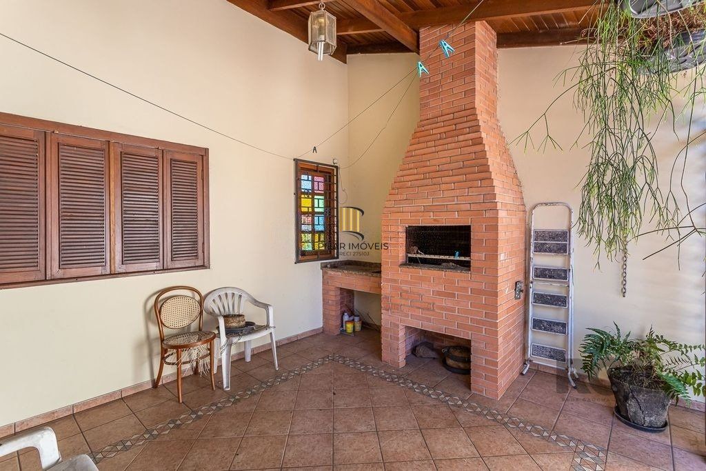 Casa 216m² - 4 dormitórios, 5 vagas no bairro Partenon