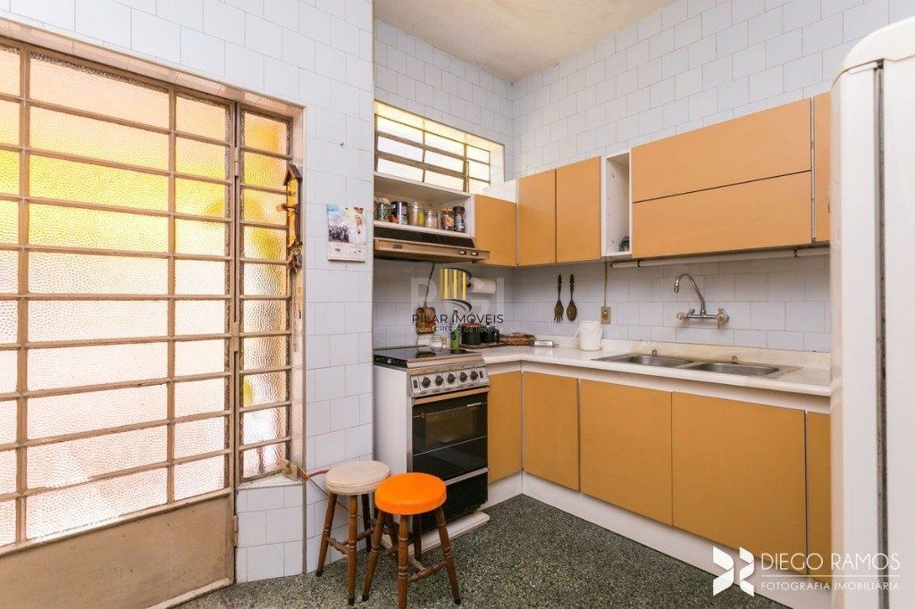 Casa para Venda - 198m², 3 dormitórios, sendo 1 suites, 4 vagas - Petrópolis