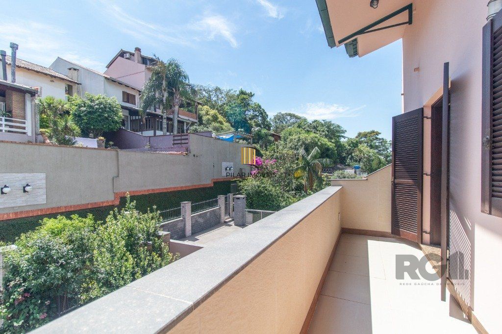 Linda casa de 04 dormitórios com vista livre no Bairro Teresópolis