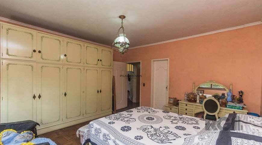 Casa 250m² - 5 dormitórios, 2 suítes e 4 vagas no bairro Santa Maria Goretti