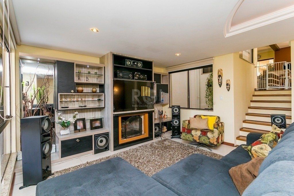Excelente casa em condomínio com 3 suítes, piscina e 3 vagas de garagem