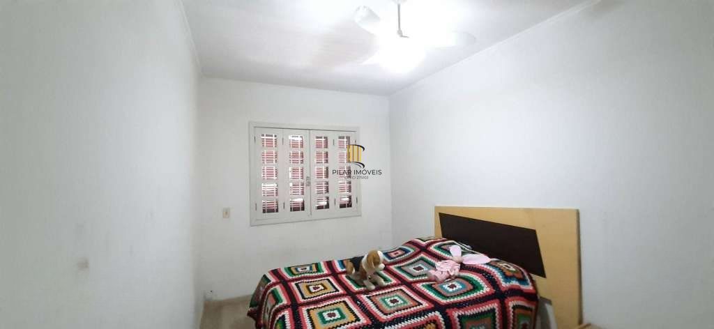 VENDE – AMPLA CASA RESIDENCIAL COM PISCINA E 5 VAGAS
