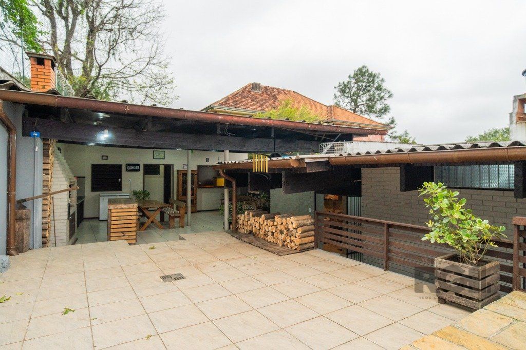 Casa 4 dormitórios no bairro Nonoai