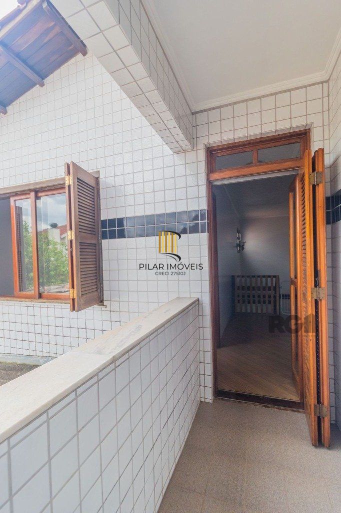 Casa com 240m², 3 dormitórios, 6 vagas no bairro Sarandi