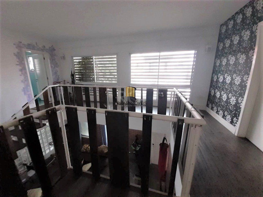Casa com 233m², 2 dormitórios sendo 1 suíte, living com lareira, espaço gourmet com churrasqueira, pátio e 2 vagas de garagem no bairro Sarandi