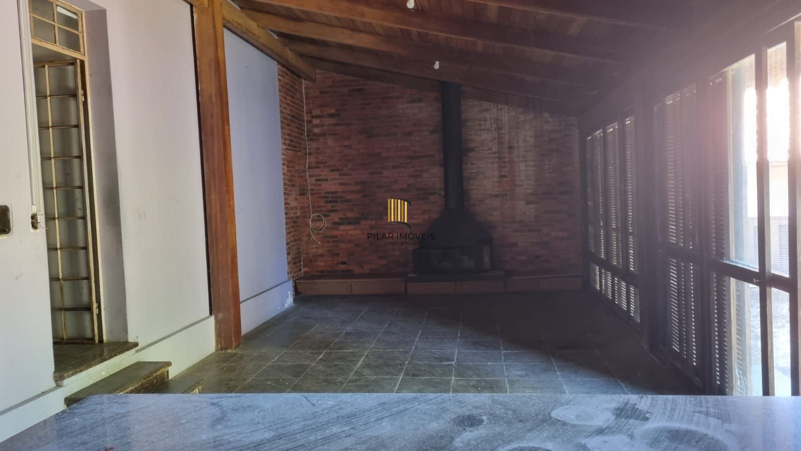 Casa com boa área de terreno no Teresópolis