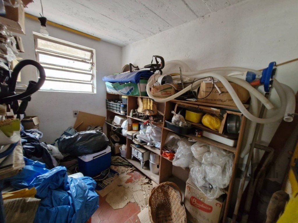 Casa com 243m2 de área privativa, com amplo pátio de 11 x 44, próxima a Av. Teresópolis