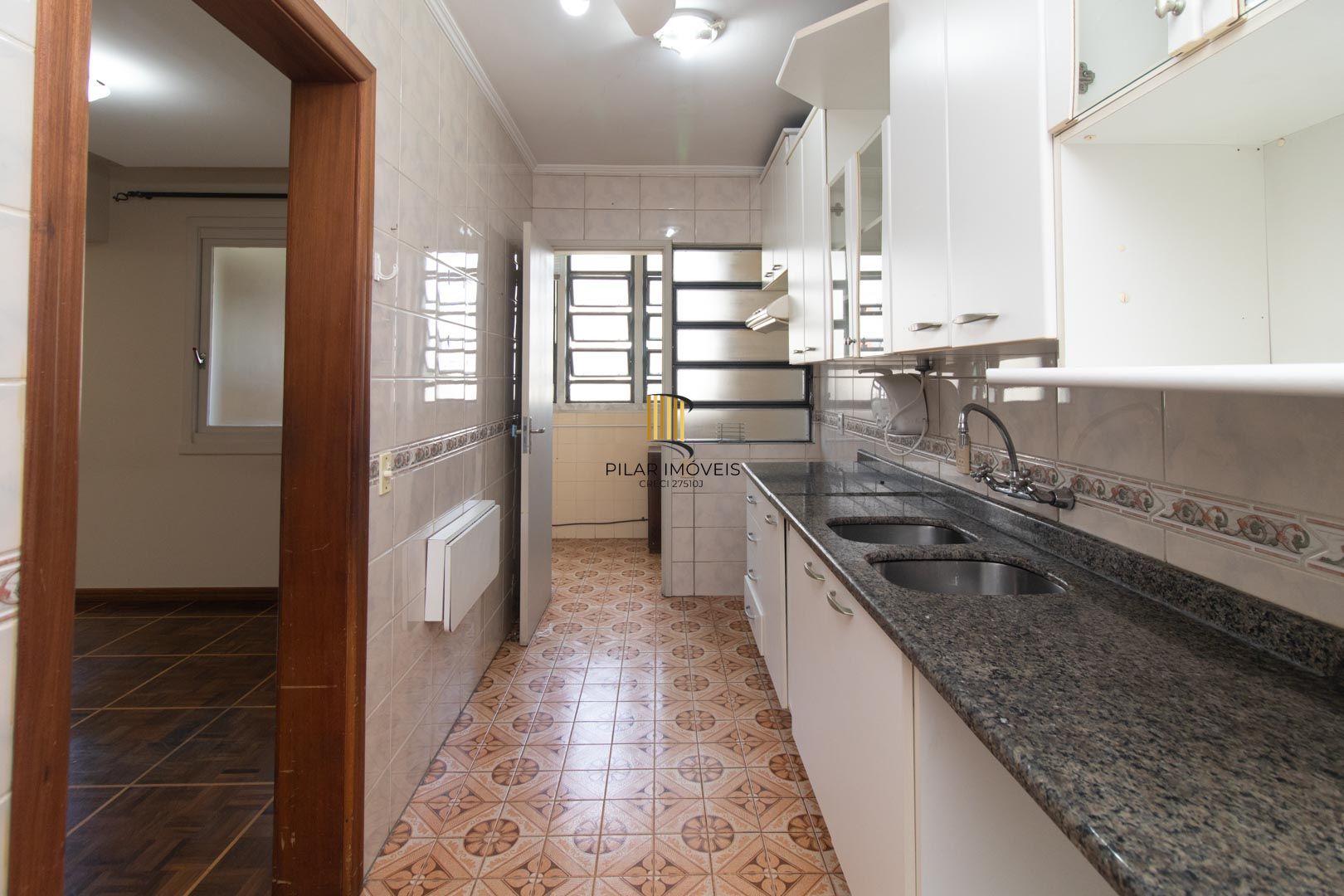 Apartamento de 03 dormitorios com suite e vaga coberta no bairro Menino Deus