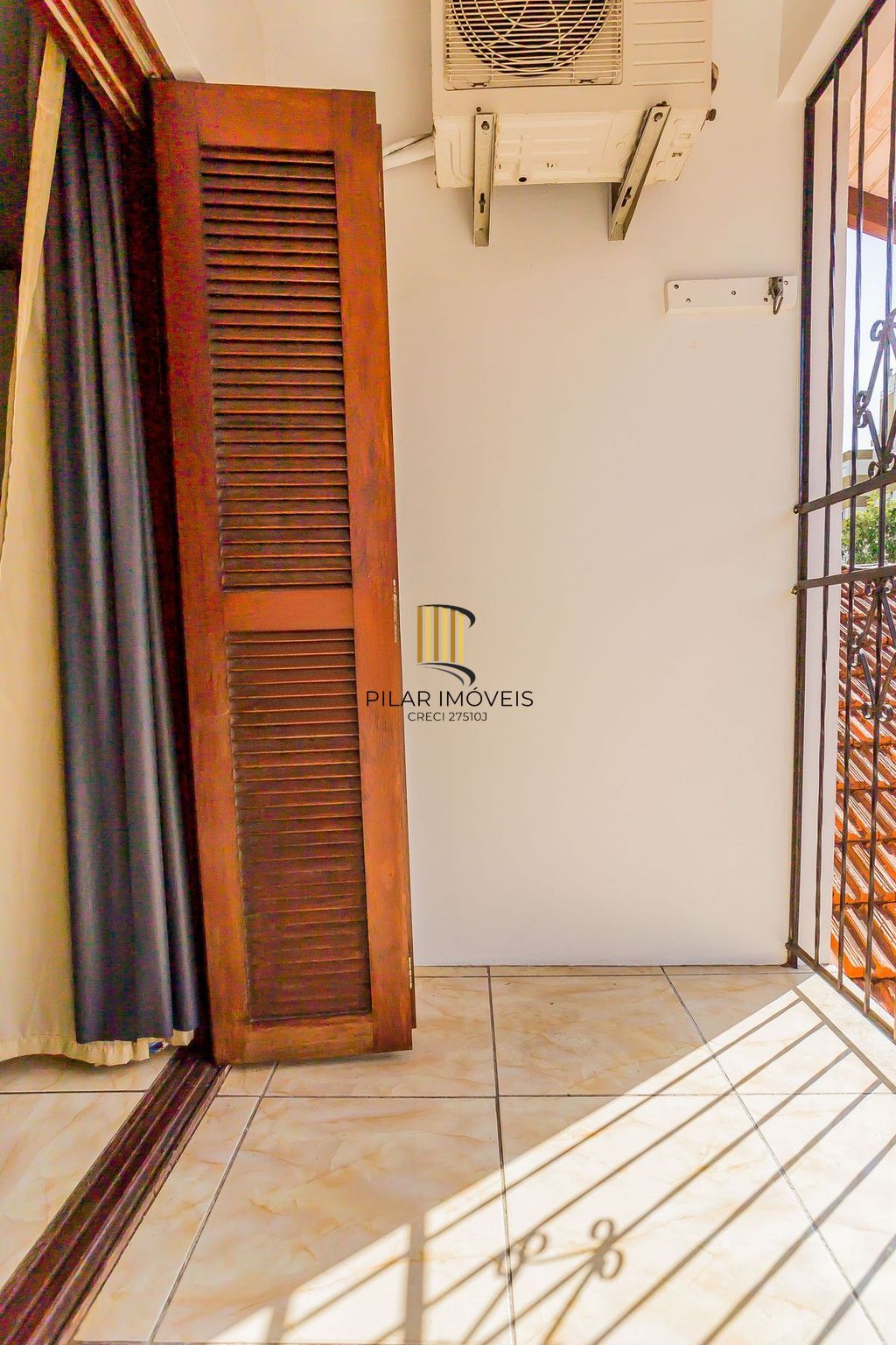 Casa de 6 dormitórios à venda No Bairro Jardim do Salso - Porto Alegre