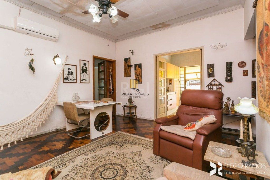 Casa para Venda - 198m², 3 dormitórios, sendo 1 suites, 4 vagas - Petrópolis