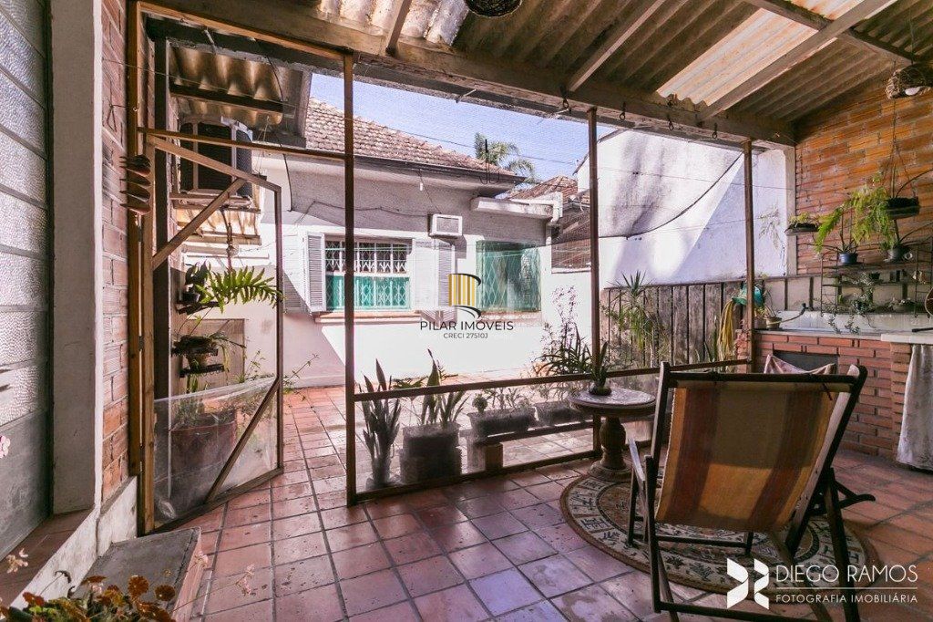 Casa para Venda - 198m², 3 dormitórios, sendo 1 suites, 4 vagas - Petrópolis