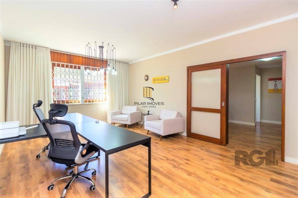 Casa de 380m², bairro Guarujá