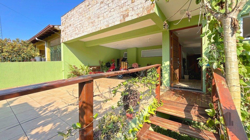 Excelente casa 03 dormitórios sendo 01 suíte com jacuzzi, 03 banheiros,  03 vagas, próxima a Av. Vicente Montéggia