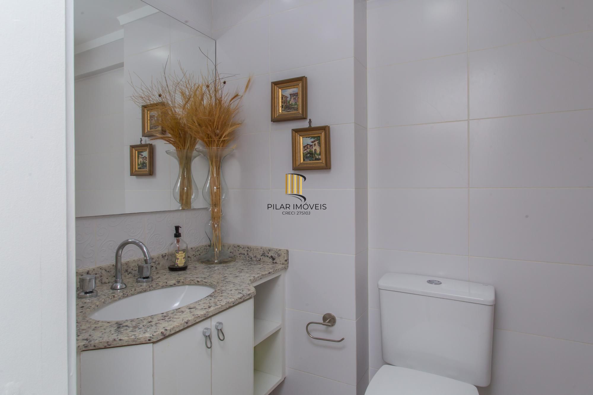 Apartamento de 02 dormitorios, suite, vaga garagem com vista livre no bairro Menino Deus-Porto Alegre.