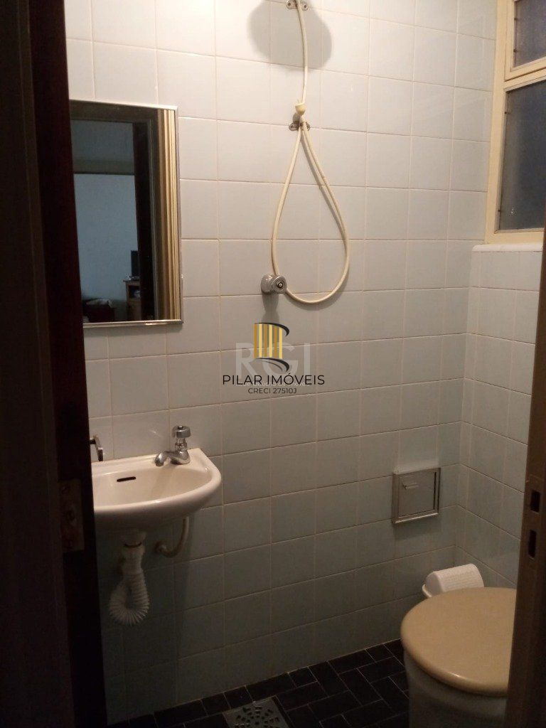Apartamento com 03 dormitórios, churrasqueira e vaga de garagem no Menino Deus