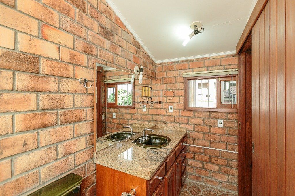 Casa 3 dormitórios com uma 1 suite, 2 banheiros, terraço, bem iluminada. Próxima ao Shopping Boubon Teresópilis
