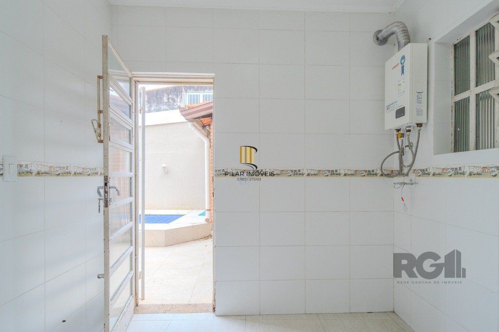 Casa de 214m² com 4 dormitórios, 1 suíte, piscina e 2 vagas no bairro Teresópolis