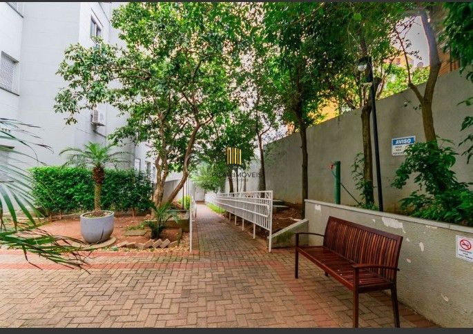 Apartamento de 2 dormitórios com 1 vaga de garagem escriturada, na Rua Dom Vital, Bairro Glória.