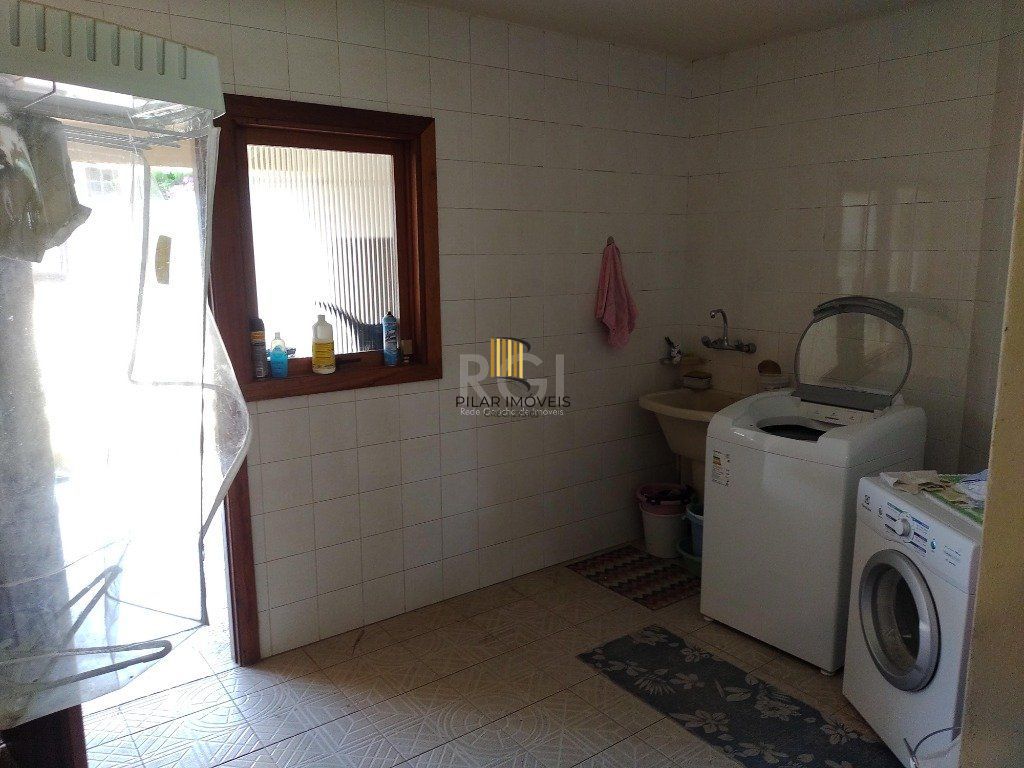 Excelente casa com 03 suíte, espaço gourmet com churrasqueira, living com lareira, pátio com piscina e garagem para 02 carros no bairro Espírito Santo