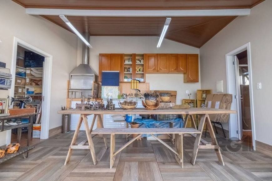 Casa 280m² - 3 dormitórios, 1 suíte, 2 vagas no bairro Jardim Itú