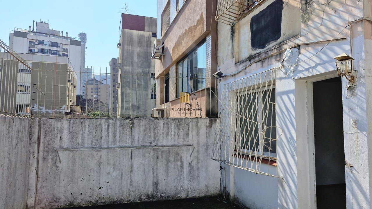 Apartamento com 2 dormitórios e garden na Rua Ijuí, pronto para reformar