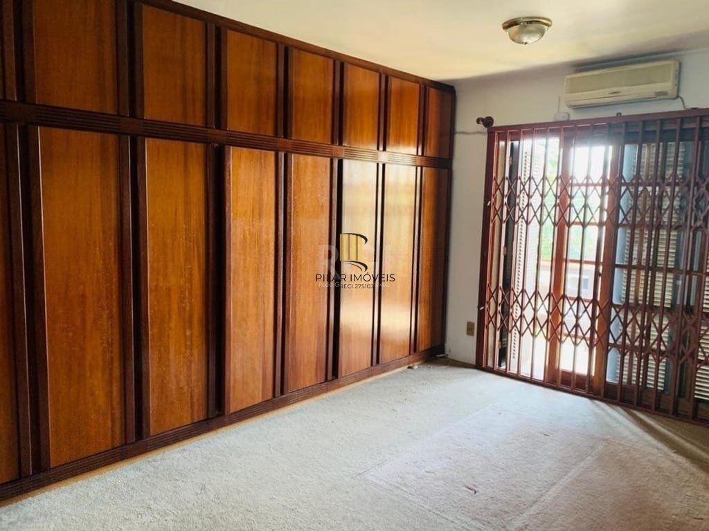 Encantadora residência com 03 dormitórios sendo 01 suíte e piscina.