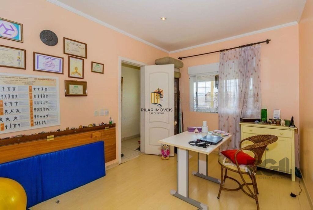 São duas casas no mesmo pátio, com 308,22m² de área construída. Próxima a Av. Teresópolis.