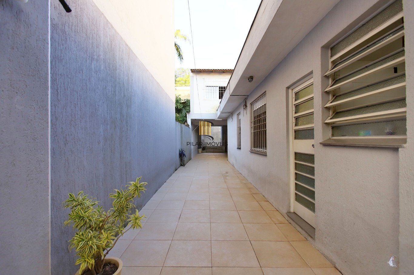 Casa com Edícula nos fundos, total de 5 dormitórios no Bairro gloria.