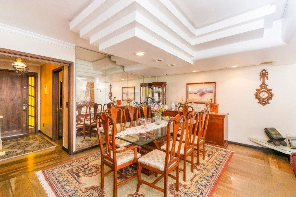 Casa de  333m² com 4 dormitórios, pátio com piscina, espaço gourmet com churrasqueira e 4 vaga de garagem no bairro Passo da Areia