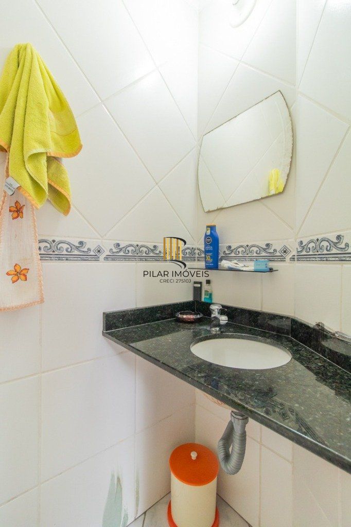 Casa em condoínio com 3 dormitorios, 2 suítes e  duas vagas de garaem no  bairroTeresópolis
