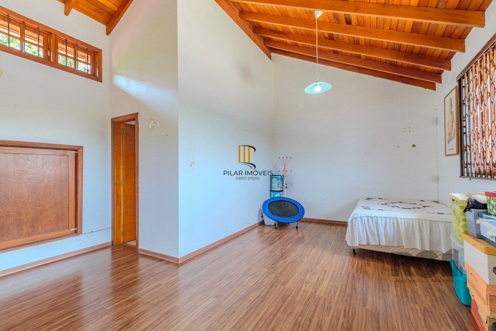 Casa 253m², 3 suítes, pátio, churrasqueira e vaga de garagem para 4 carros no bairro Nonoai