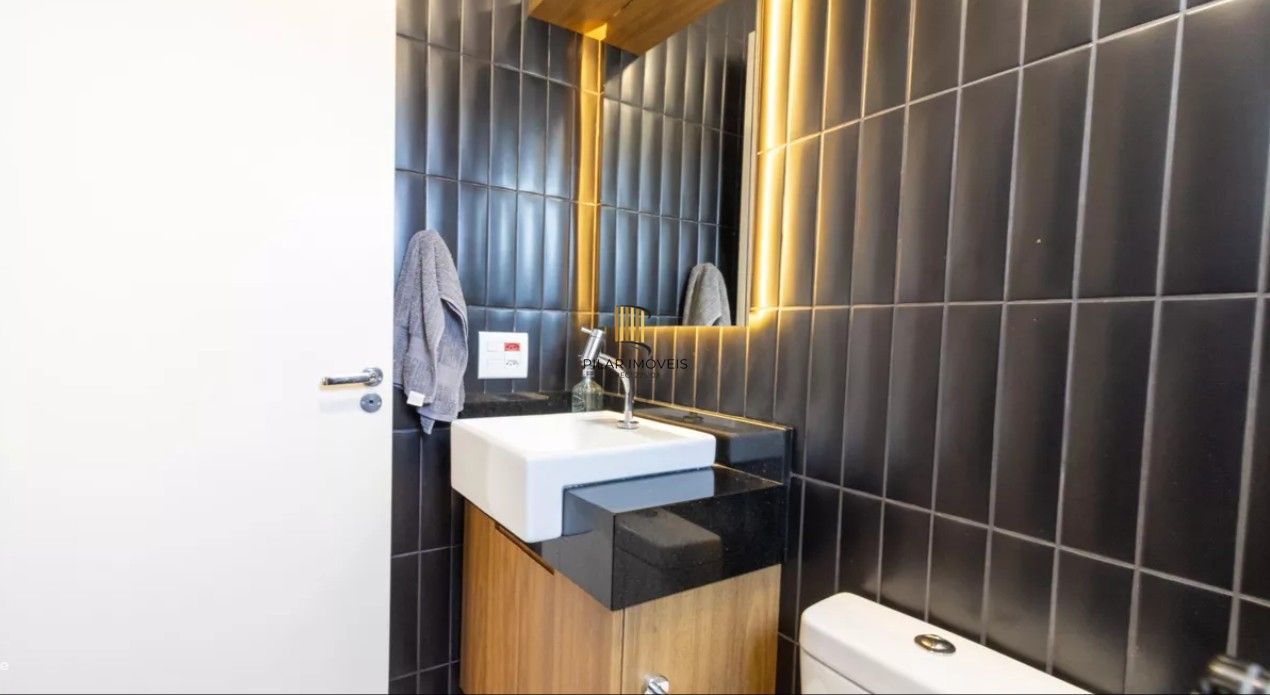 Apartamento de 2 dormitórios com 1 vaga de garagem escriturada, na Rua Dom Vital, Bairro Glória.