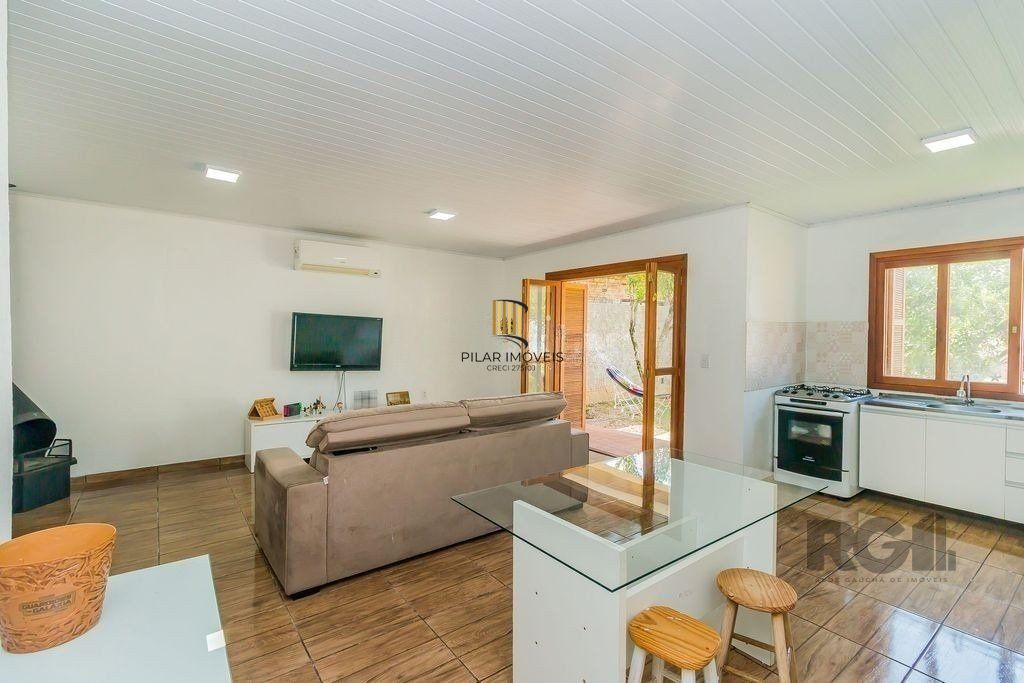 Casa de 2 dormitórios com 98m² no Bairro Lomba do Pinheiro