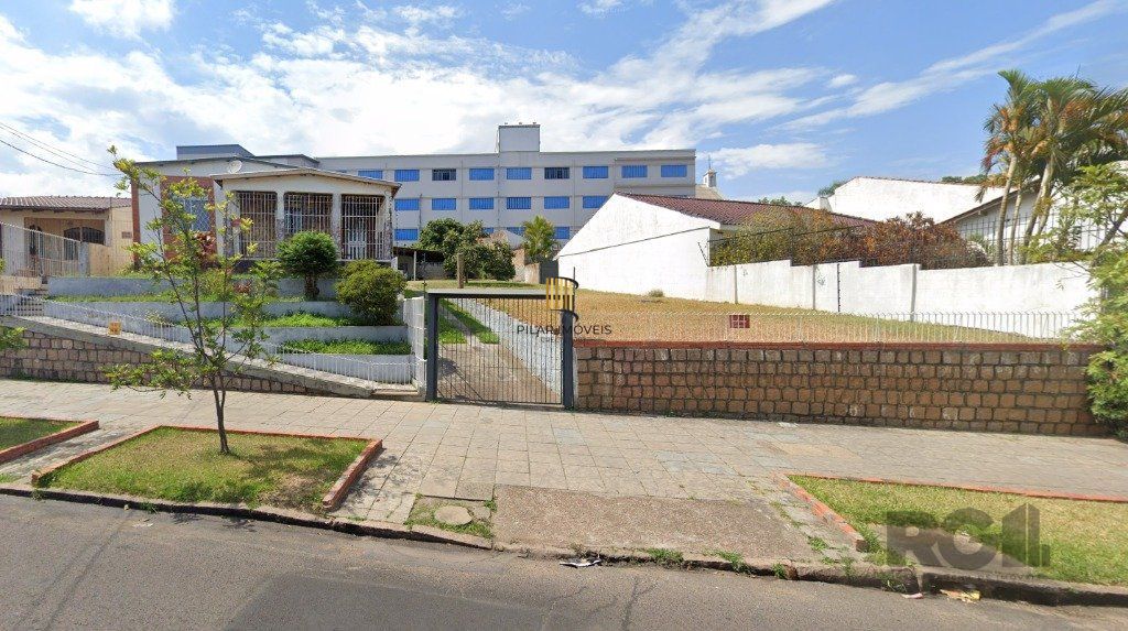 Casa com  terreno 26X44, toda gradeada. Próximas as principais ruas do bairro Glória, podendo ser usado para residência ou comercial. - Pilar Imóveis