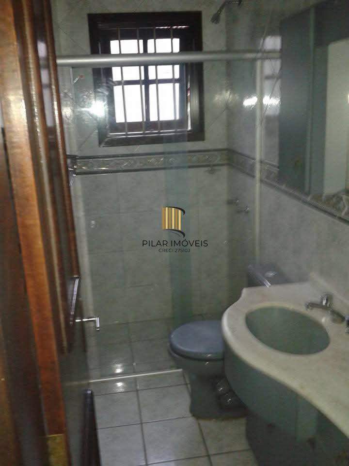 Casa de 3 dormitórios com piscina no bairro Teresópolis.