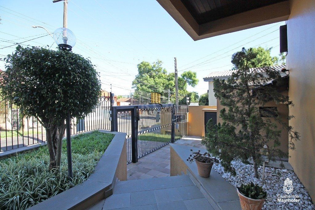 Casa para Venda - 275.72m², 4 dormitórios, sendo 3 suites, 4 vagas - Glória