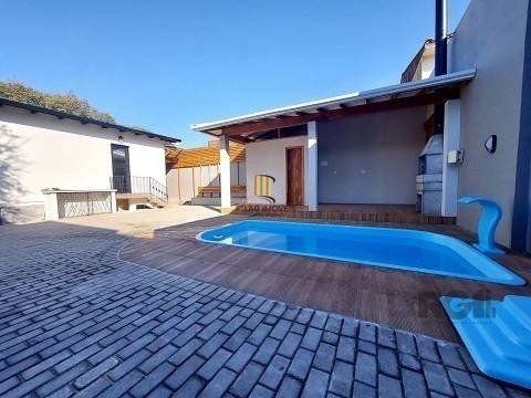 Excelente casa de 85m² com 2 dormitórios, piscina e 6 vagas.