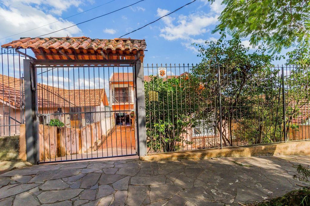 Casa de 6 dormitórios à venda No Bairro Jardim do Salso - Porto Alegre