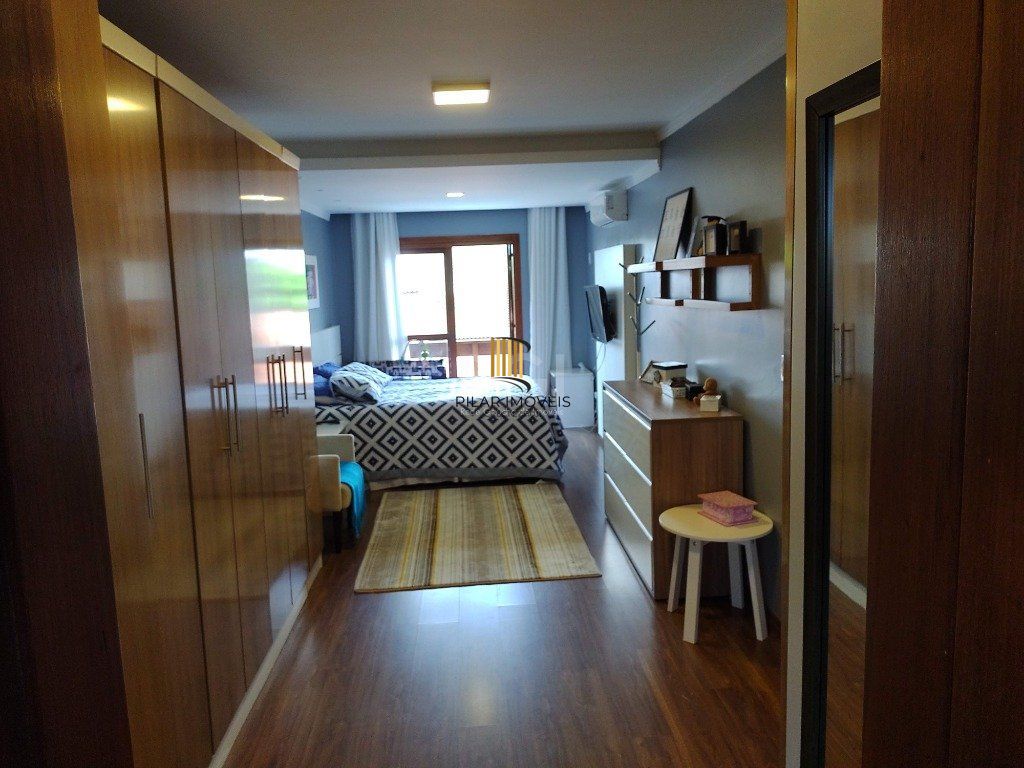 Excelente casa com 03 suíte, espaço gourmet com churrasqueira, living com lareira, pátio com piscina e garagem para 02 carros no bairro Espírito Santo