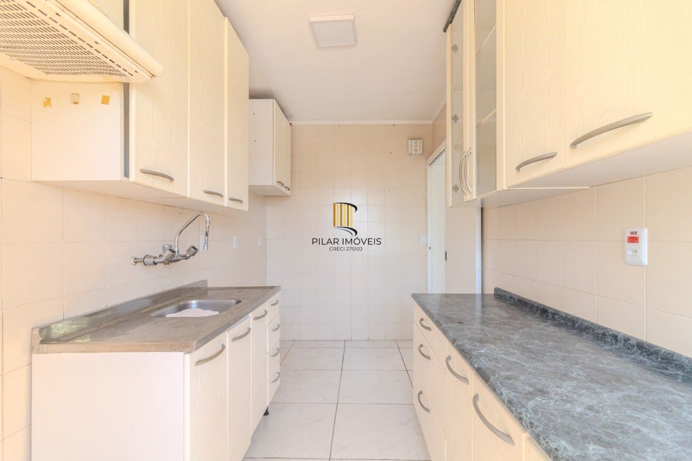 Apartamento de 2 dormitórios à venda em Vila Ipiranga, Porto Alegre.