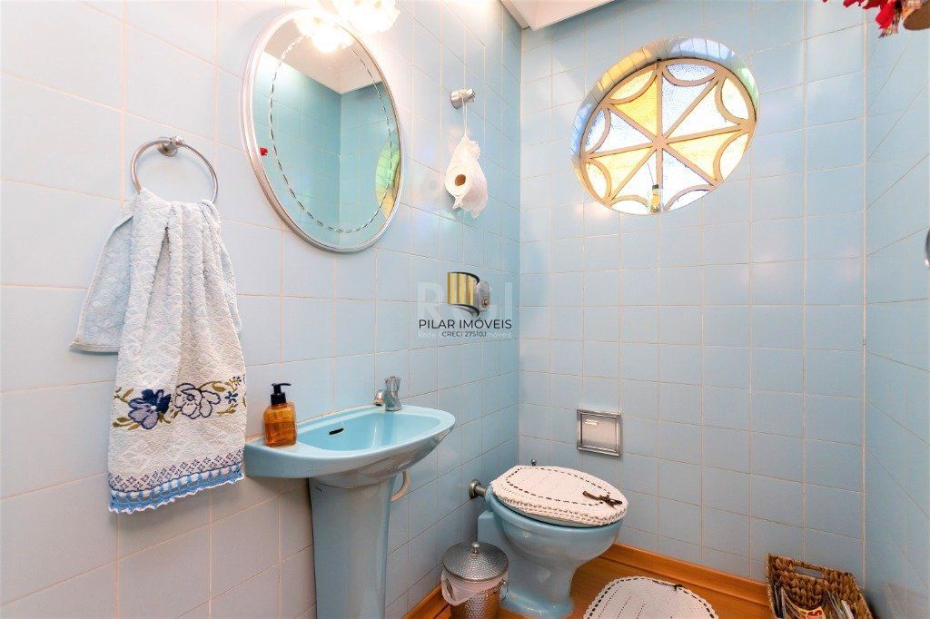 Casa para Venda - 228m², 4 dormitórios, sendo 1 suites, 5 vagas - Teresópolis