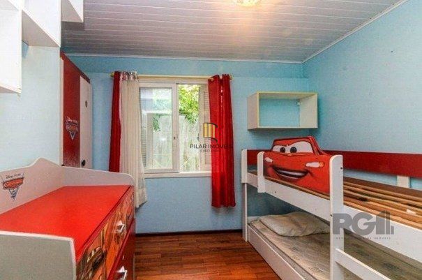 Excelente casa de 147m² com 3 dormitórios, 4 vagas e 1 piscina.
