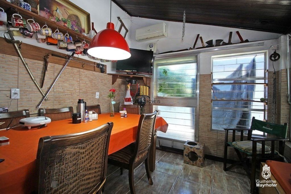 Casa de 3 dormitórios no bairro Partenon